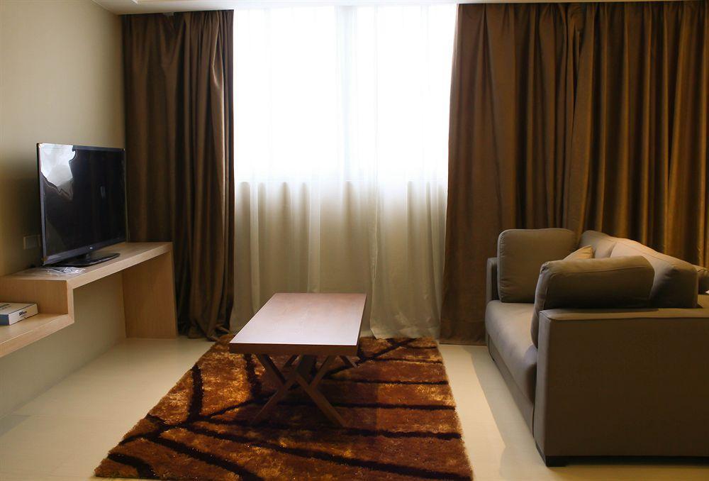 Dela Chambre Hotel Manille Extérieur photo